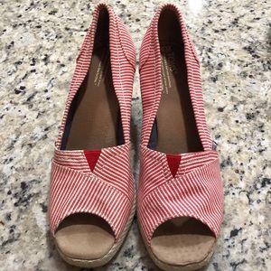 TOMs peep toe wedges